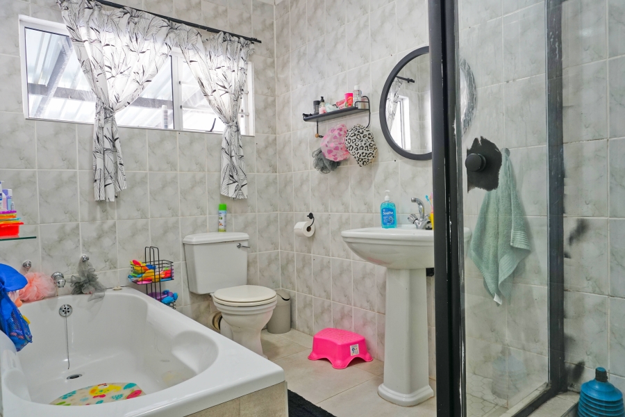 5 Bedroom Property for Sale in Sunrise On Sea Eastern Cape